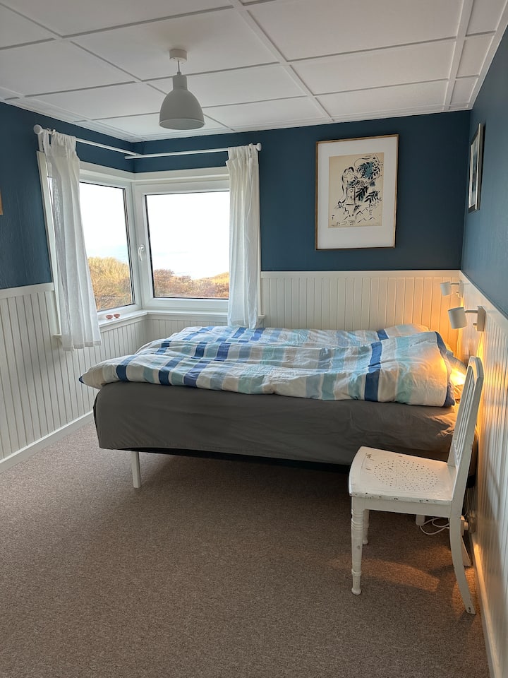 يمكنك النوم جيدًا هنا والاستيقاظ على مناظر خلابة. لا توجد سوى ستائر خفيفة في غرفة النوم لأنني أحب أن أكون قادرًا على الرؤية إذا استيقظت في الليل. 