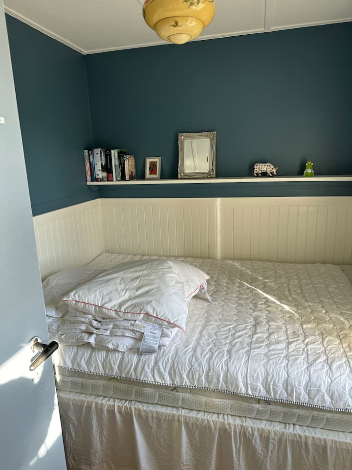 وسننشر المزيد من الصور قريبًا. الغرفة الأكثر راحة بسرير 3/4. الأبعاد 130 × 190.