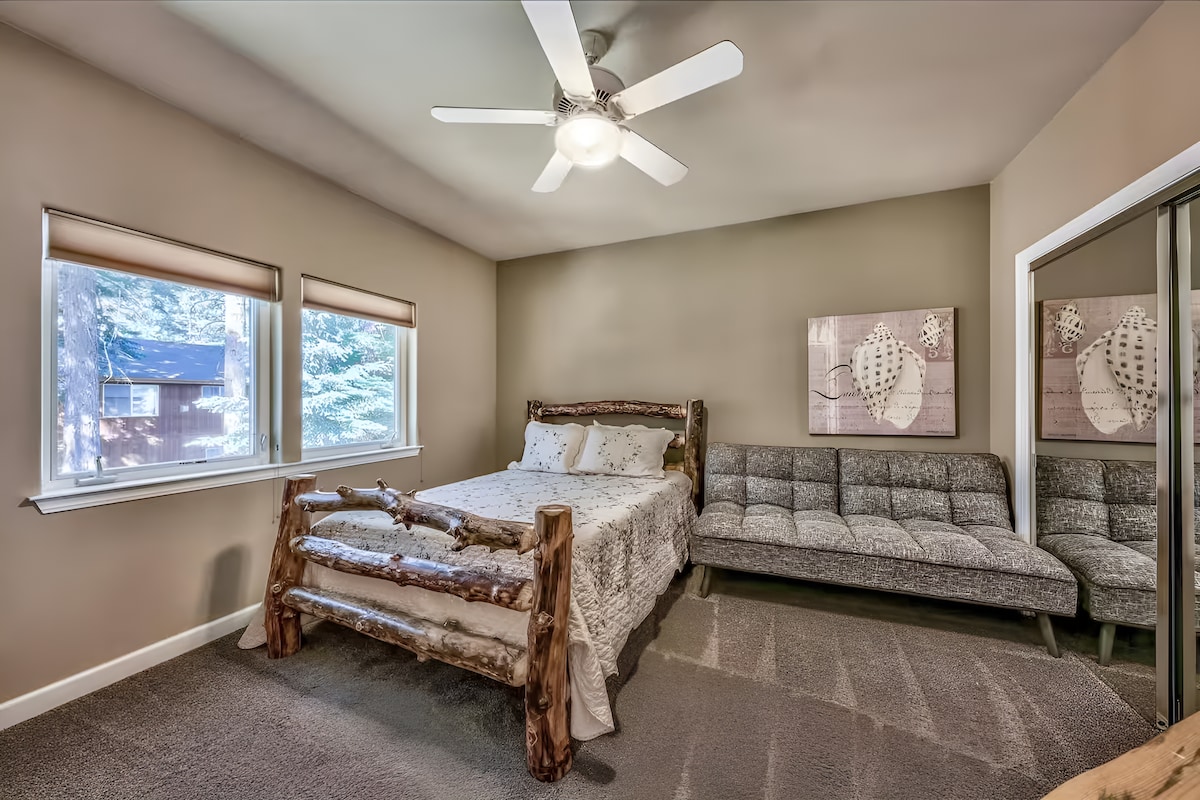 สถานที่เงียบสงบที่มีเตียงไม้ที่ไม่เหมือนใคร พัดลมเพดาน และหน้าต่างขนาดใหญ่พร้อมวิวกลางแจ้ง พักผ่อนและเติมพลังที่นี่ ✨