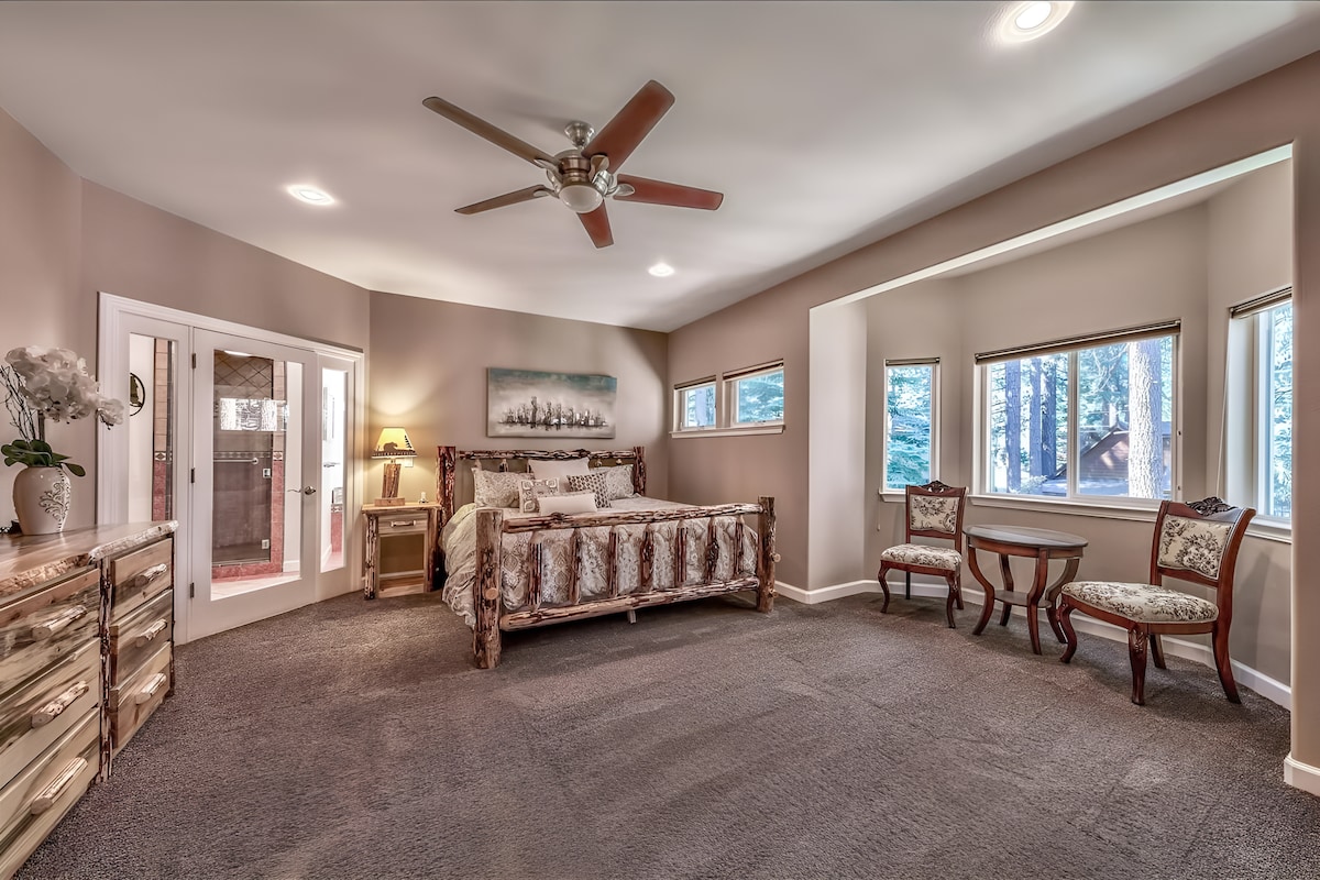 ห้องนอนใหญ่สุดหรูพร้อมเพดานโค้ง เฟอร์นิเจอร์ไม้ที่ไม่เหมือนใคร และมุมที่สงบสำหรับกาแฟยามเช้า ☕✨