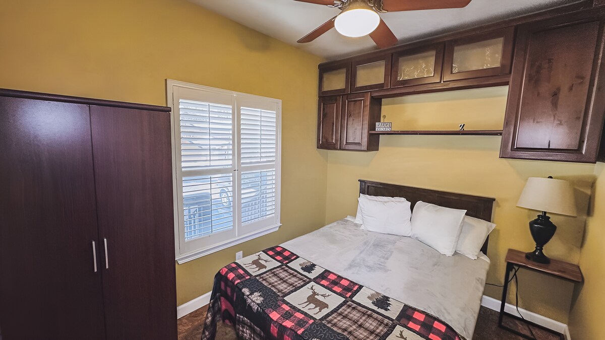 อีกที่พักที่ให้ความรู้สึกผ่อนคลาย! เพลิดเพลินกับสีสันที่อบอุ่น เครื่องนอนที่นุ่ม และที่เก็บของเหนือศีรษะในห้องนอนที่เงียบสงบนี้ 