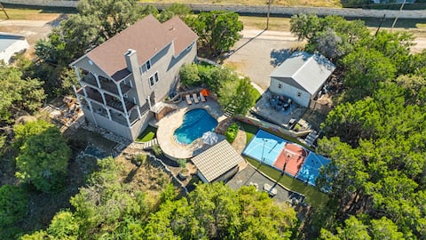 Popular Airbnb listing: Stunning Lake Views, Pickleball, Pool, Golf Sim in Lakeway
