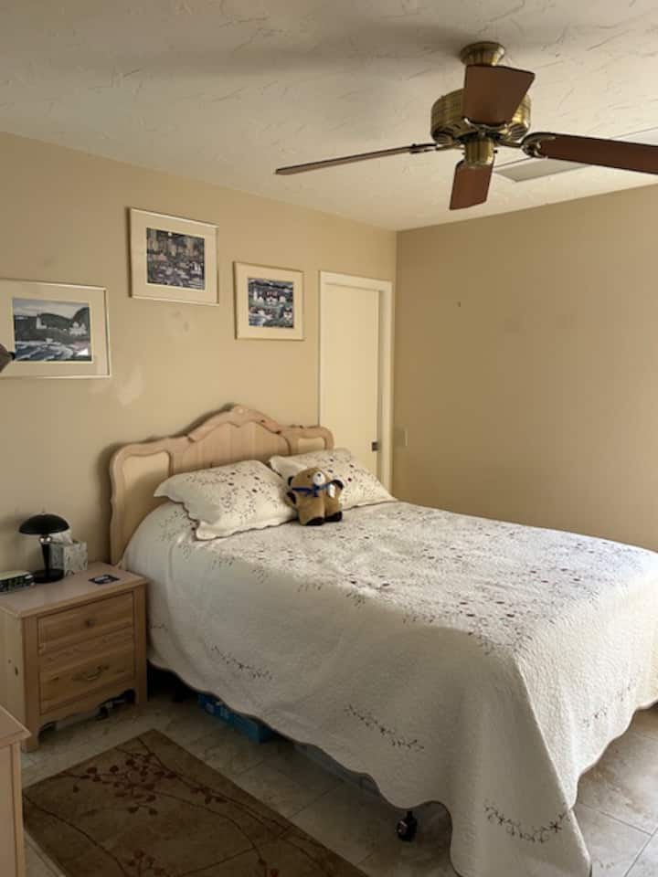Private One Bedroom With Attached Bathroom - Sun City, AZ