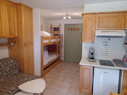 Top Airbnb: Charming "La Capatte" Studio with Wi-Fi in Châtel