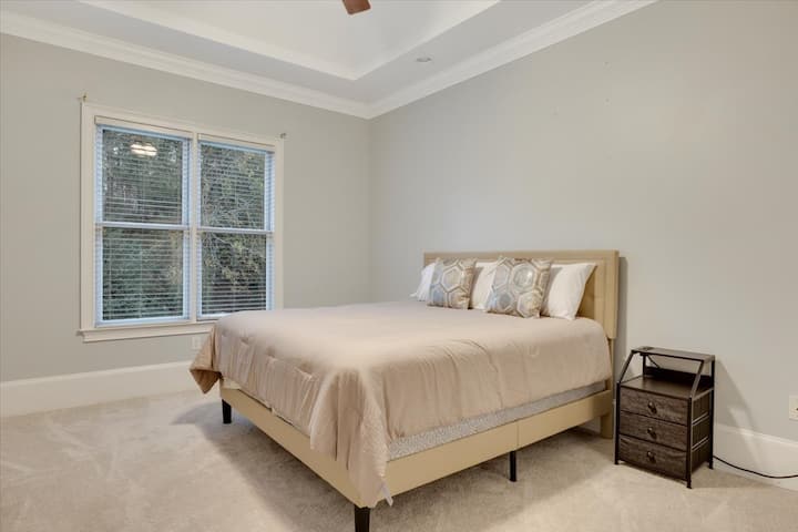 prostrana soba na glavnoj etaži u koju bi zapravo stajala 2 kreveta. Ima privatnu kupaonicu, veliki ormar, prozor za prirodno osvjetljenje i visoke stropove. Ova se prostorija nalazi na privatnoj strani kuće 