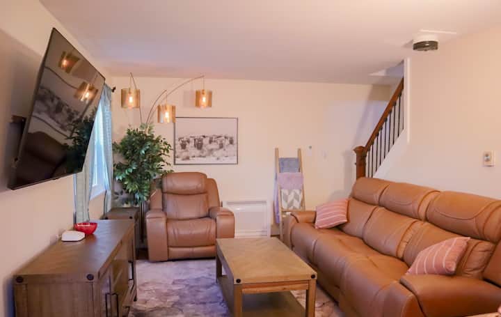 Lakefront Getaway • Hot Tub, Decks, Fires & More - Bristol, CT
