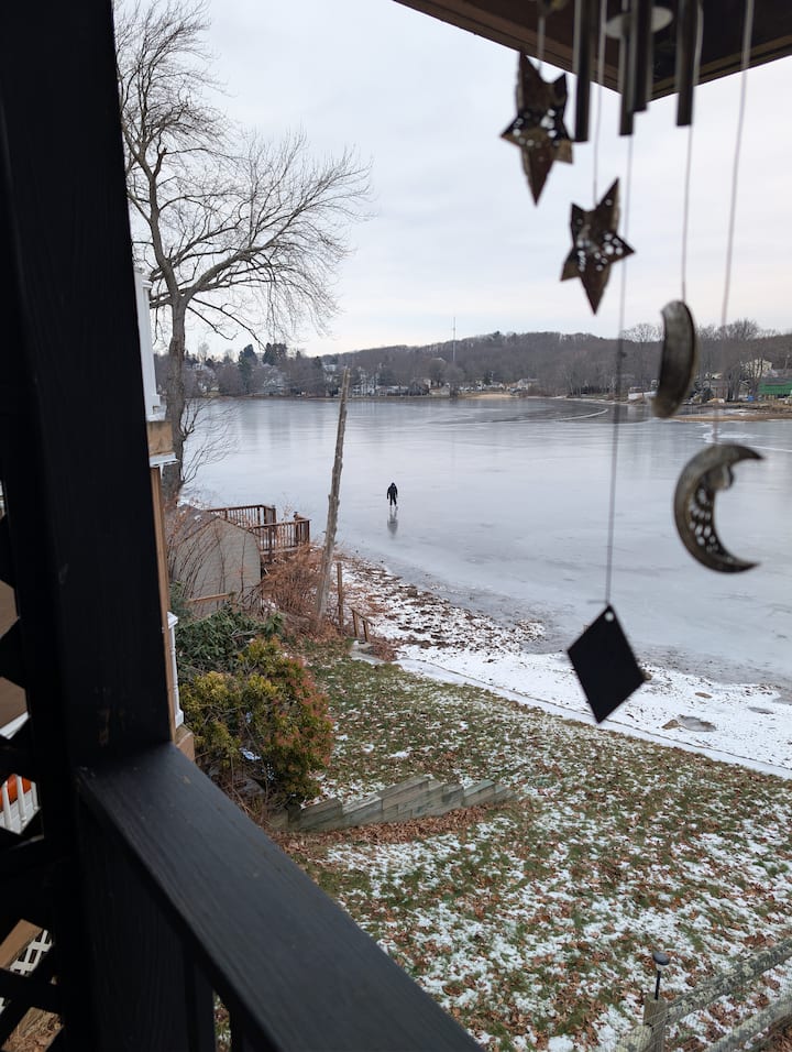 Lakefront Getaway • Hot Tub, Decks, Fires & More