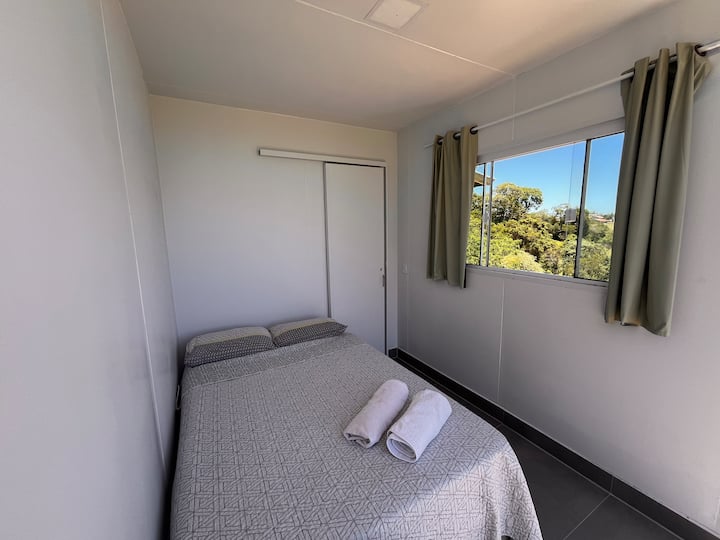 سرير مريح وبياضات نظيفة ووسائد ناعمة لضمان أفضل تجربة لك.