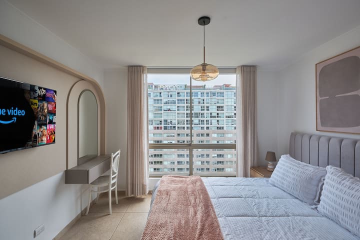 Un espacio pensado para tu confort. Cama amplia, vista espectacular y un tocador perfecto para tu rutina diaria.
