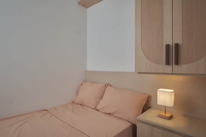Habitación compacta remodelada, acogedora y cómoda para descansar.
