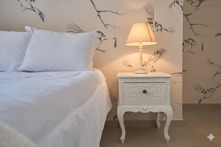 Sueño profundo, diseño que inspira.
Nuestro dormitorio combina suavidad, arte y confort para que descanses como en un hotel boutique… pero con la calidez de un hogar.