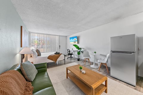 Popular Airbnb listing: King Studio Getaway | 5 Minutes to DT and Jax U in Highlands
