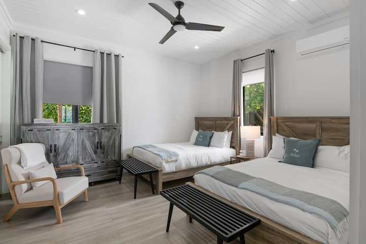 Westvleugel gastenkamer 2 queensize bedden en 1 queensize murphy bed