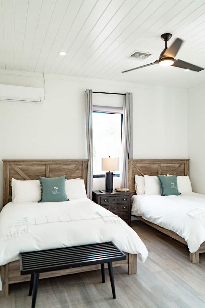 Gastenkamer in de oostvleugel met twee queensize bedden