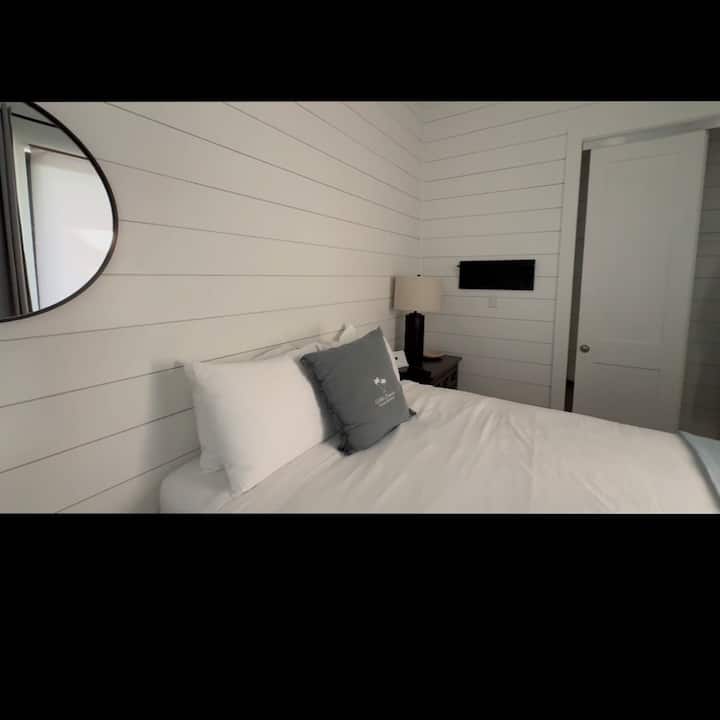 Gastenslaapkamer met uitzicht op de tuin en 1 queensize bed