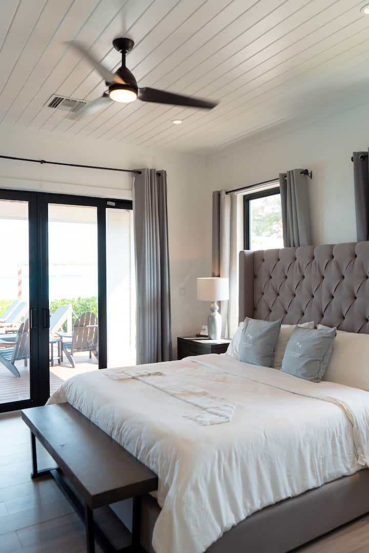 Hoofdslaapkamer in de oostvleugel met kingsize bed en eigen badkamer