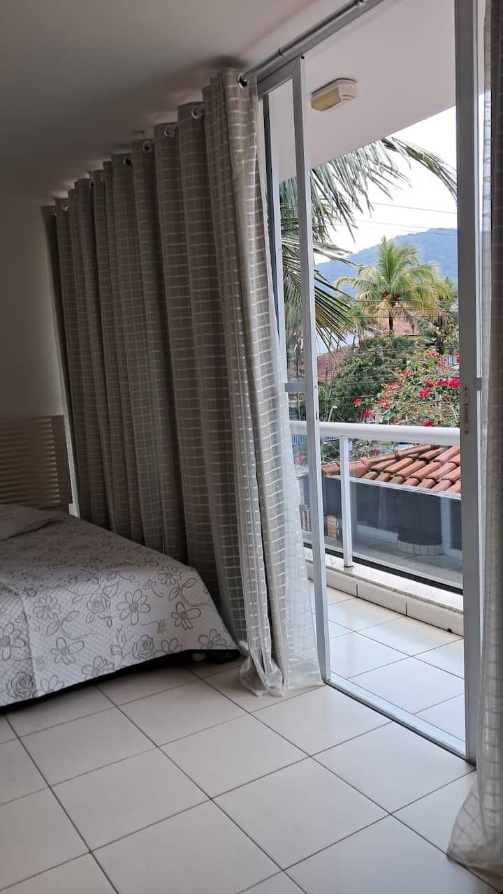 Apartmán 1: veľmi priestranný, veľký balkón, zatemňovacie závesy, manželská posteľ, samostatná posteľ, skrine, komoda a stropný ventilátor
