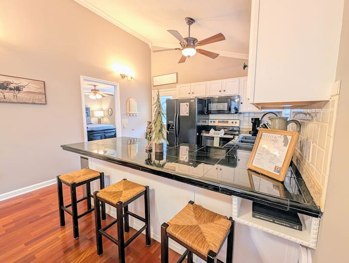 Kitchen breakfast bar and appliances