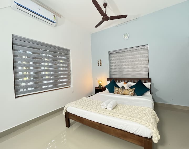 Disfruta de una relajación inigualable en este dormitorio bellamente seleccionado y lujoso que viene equipado con aire acondicionado