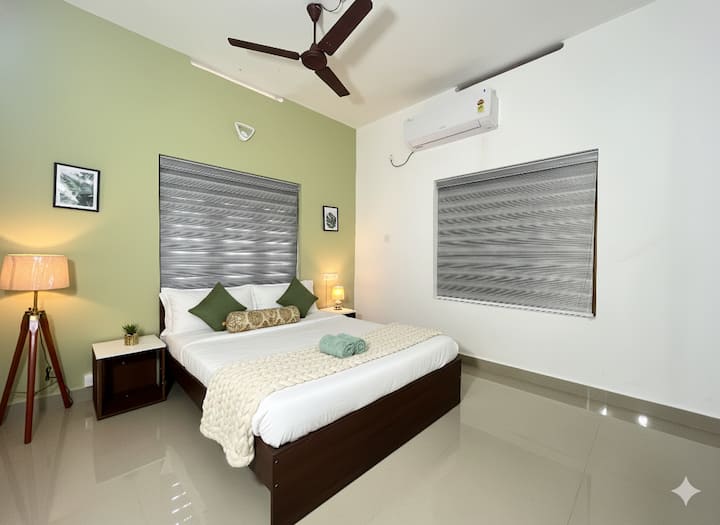 Disfruta de una relajación inigualable en este dormitorio bellamente seleccionado y lujoso que viene equipado con aire acondicionado