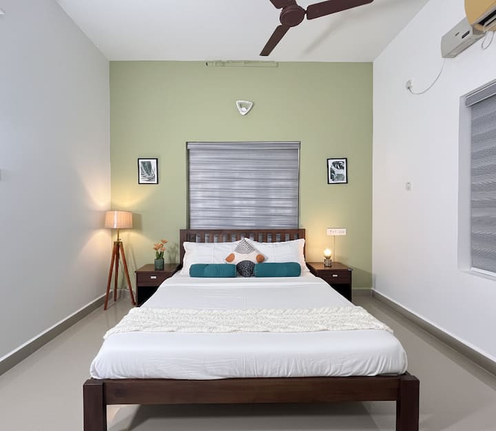 Disfruta de una relajación inigualable en este dormitorio bellamente seleccionado y lujoso que viene equipado con aire acondicionado