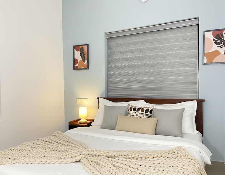 Disfruta de una relajación inigualable en este dormitorio bellamente seleccionado y lujoso que viene equipado con aire acondicionado