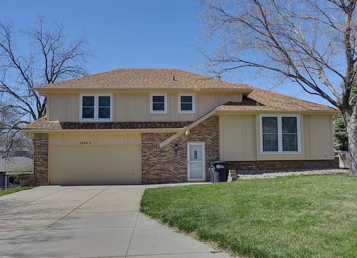 Updated Home In West Omaha, Near Dodge - Omaha, NE