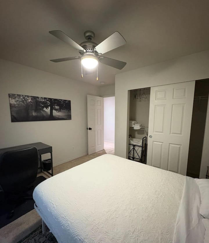 Room W A Desk - Sammamish, WA