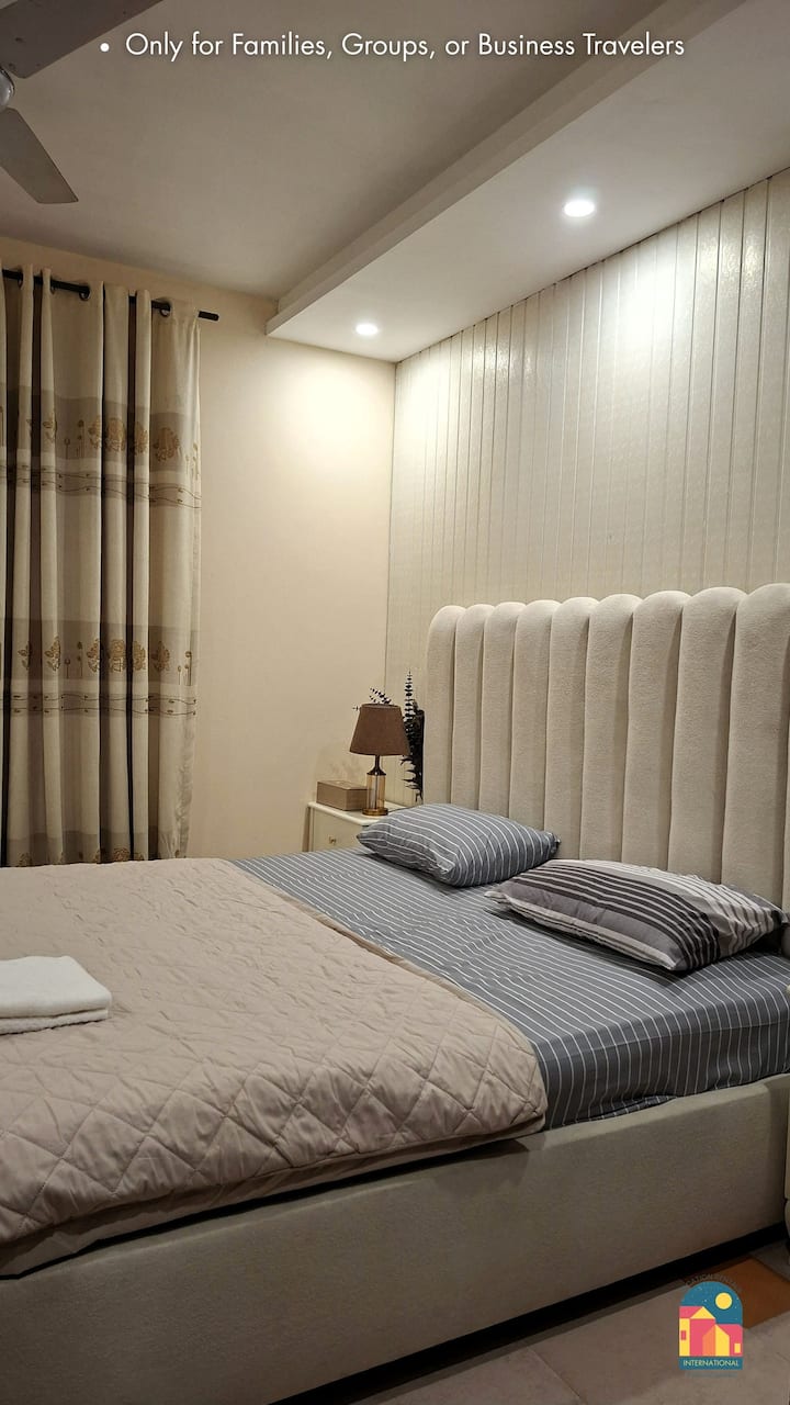 Dhomë gjumi e gjerë me një krevat dopio "king", një banjë të bashkangjitur dhe qasje në një ballkon privat. Një dyshek shtesë mund të ofrohet nëse është e nevojshme.