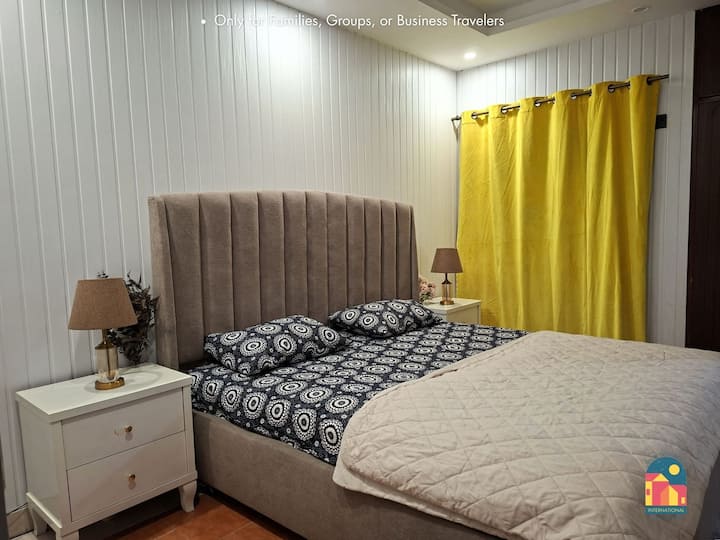 Dhomë gjumi e gjerë me një krevat dopio "king" dhe një banjë të bashkangjitur. Një dyshek shtesë mund të ofrohet nëse është e nevojshme.