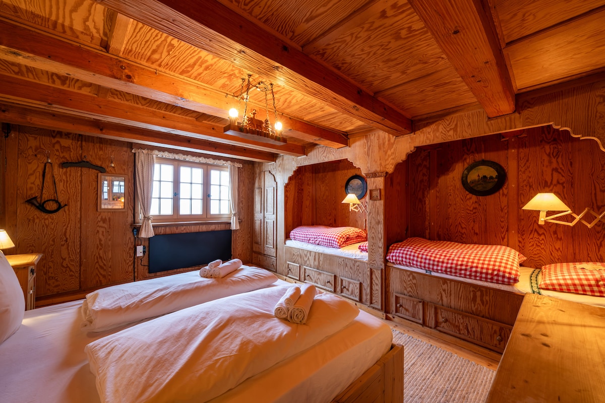 Gezinsvriendelijke slaapkamer op de begane grond: 1 tweepersoonsbed en 2 eenpersoonsbedden (90 x 190) – perfect voor kinderen.