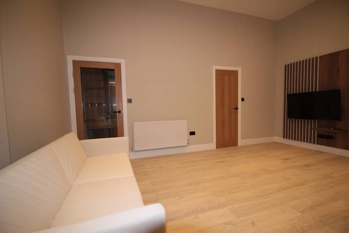 Luxury 2-bed 2-bath Duplex With Parking - London