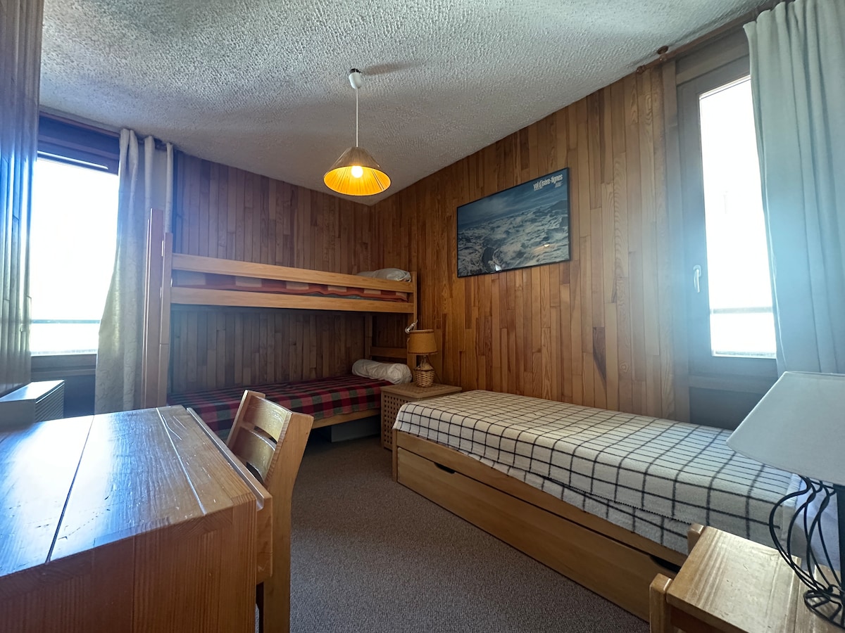 4 кревета 90: кревети на спрат (горниот кревет не е погоден за деца под 6 години (член 6 од Уредбата бр. 95-949 од 25 август 1995 година). + 1 кревет со фиока 2 X 90.