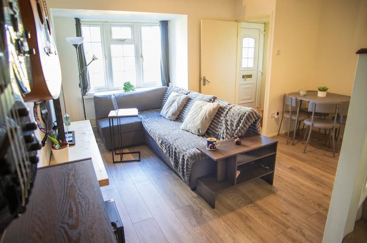 One-bedroom Home With Office By The Canal - Cardiff University