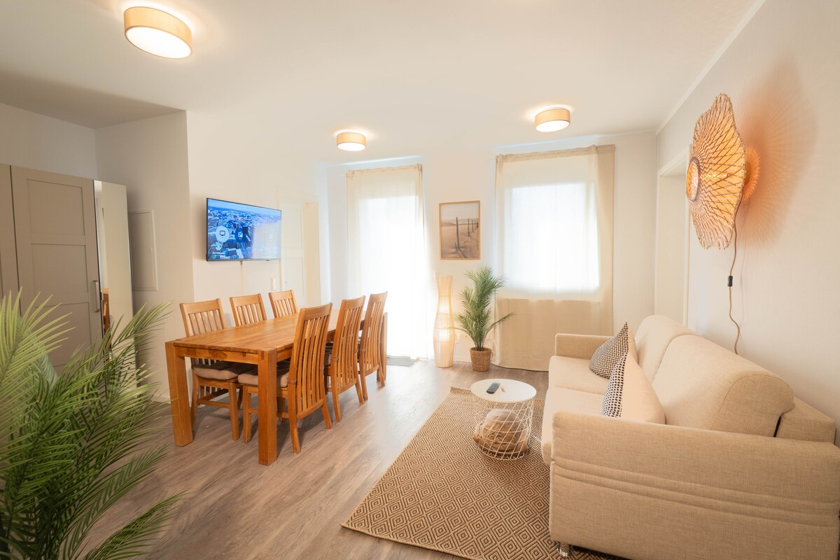 غرفة معيشة مع تلفاز وطاولة طعام كبيرة