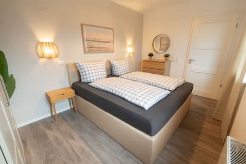 Central holiday flat by the sea with balcony