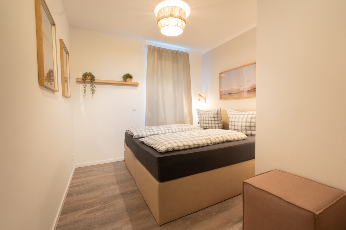 سرير مزدوج مع فراش منقوش