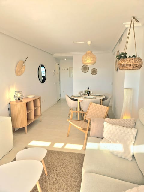 Airbnb con mejor rendimiento: Luxury Penthouse Sea View, Jacuzzi & Big Terrace en Estepona