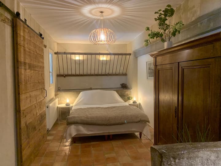 Chambre avec lumière du jour en indirecte par un patio