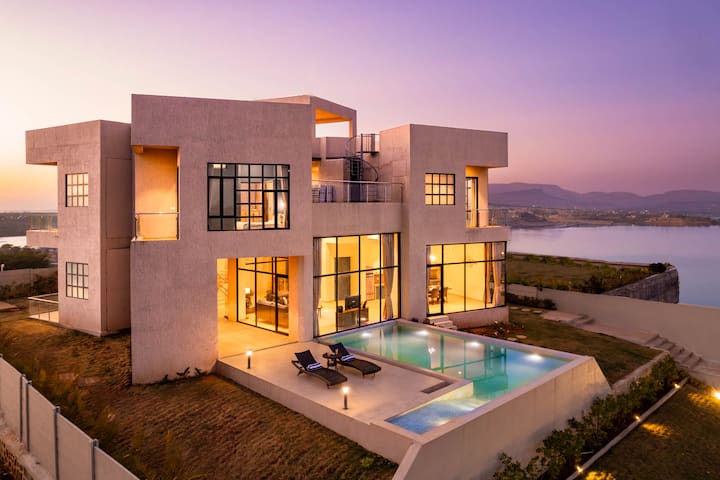 6BR luxury villa with infinity pool & views