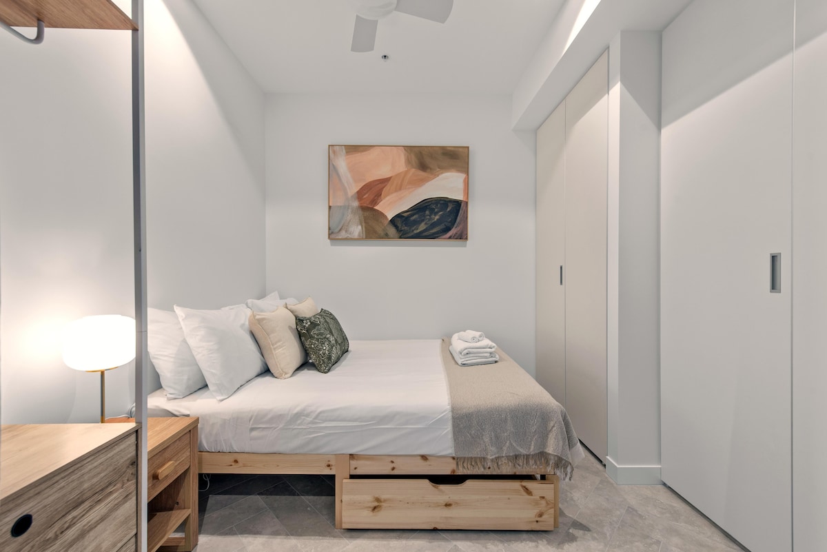 S kvalitnou posteľnou bielizňou a plyšovým matracom ponúkne krásnu relaxačnú oázu, ktorá vás udrží v odpočinku.