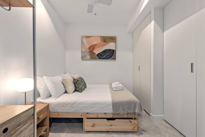 مع بياضات عالية الجودة ومرتبة فخمة، ستوفر واحة استرخاء جميلة للحفاظ على راحتك.