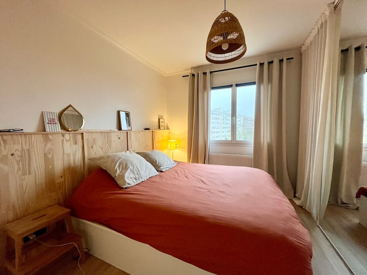 Спална соба со брачен кревет (широк 150 – 179 см) 160 x 200. Удобен душек.