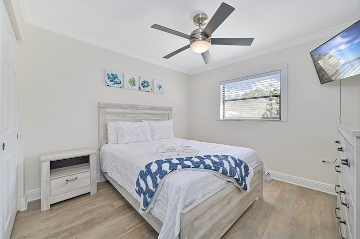 Bedroom 2 with Queen Bed