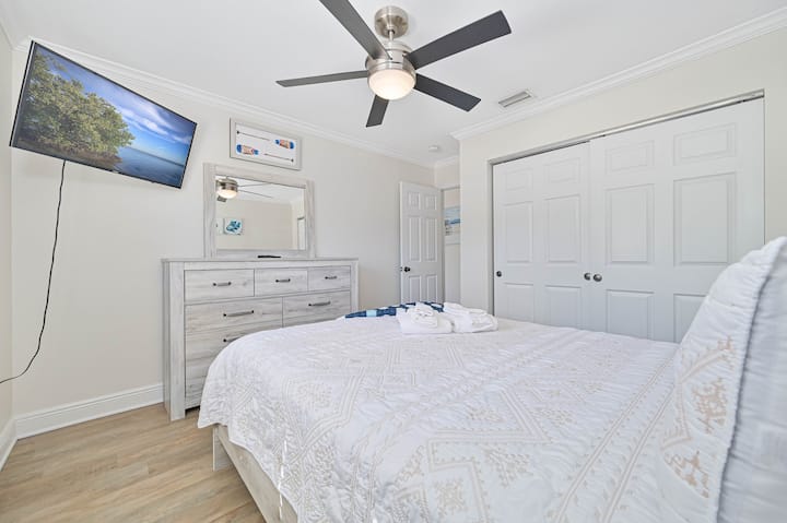 Bedroom 2 with Queen Bed