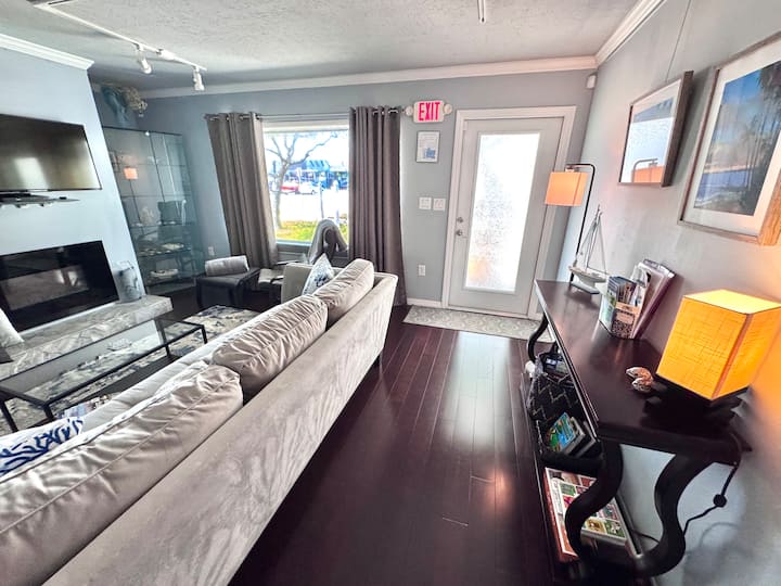 Blue Sky Beach Cottage - Cocoa Beach Downtown - Cocoa Beach, FL