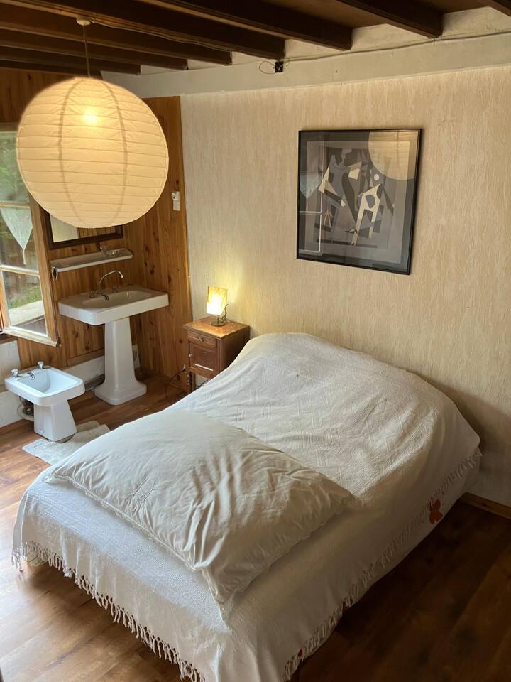 Una habitación en el mismo nivel que la sala de estar. Muy soleada. Ideal para amigos o abuelos.