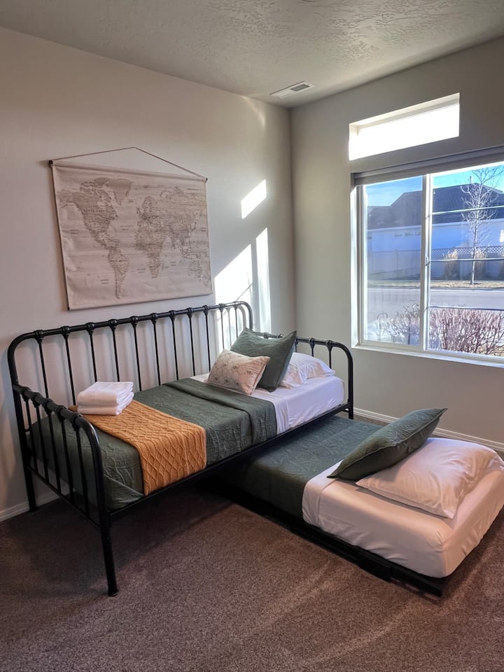 一张带2张单人床垫的沙发床，可转换为一张特大号床。 