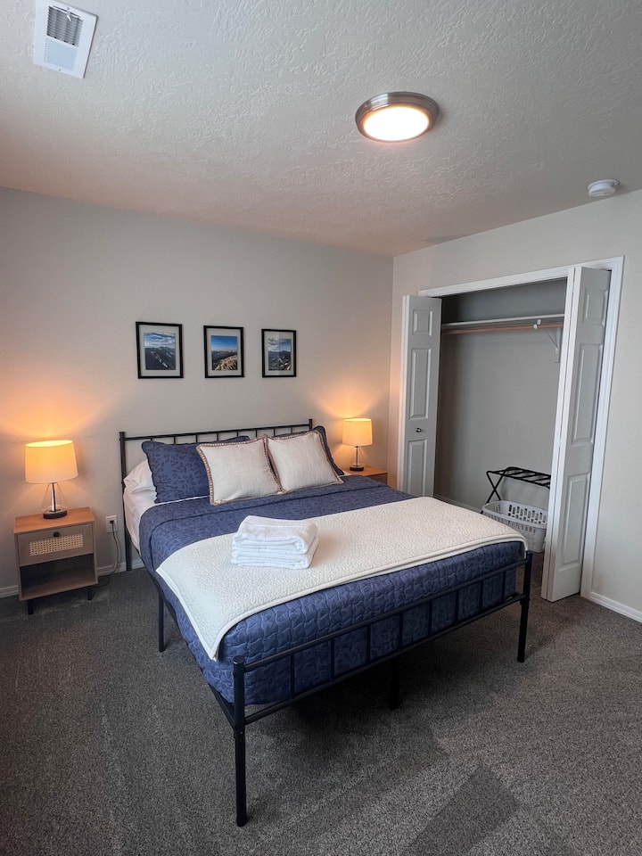 标准双人床，配有2个床头柜。 