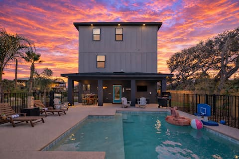 Beach Home sleeps 10 | Pool, Waterfront, Mini Golf
